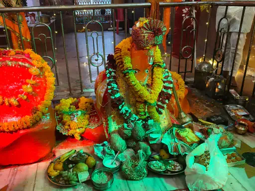 हनुमान जयंती पर मंदिरों को फूलों से सजाया