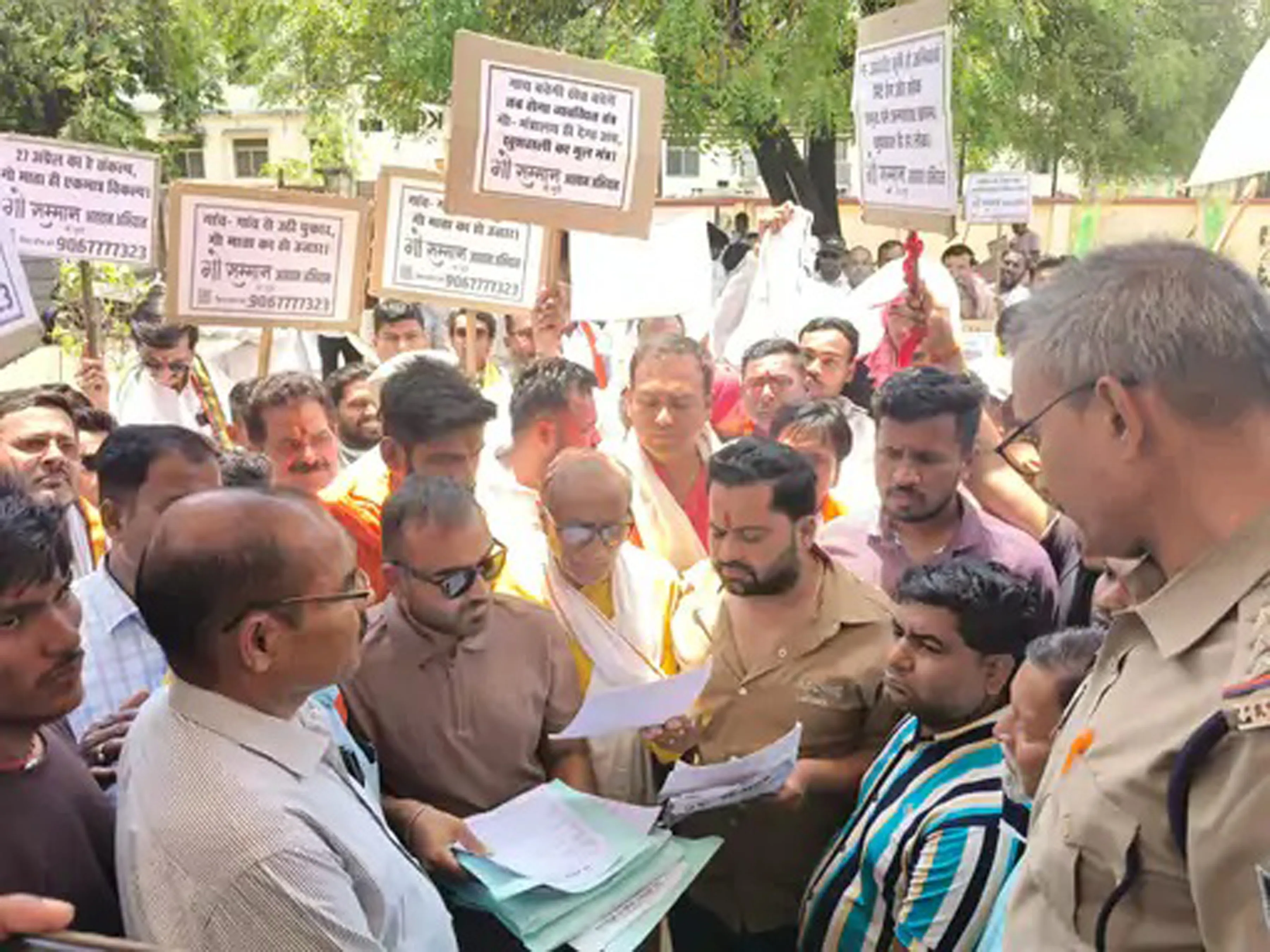गौहत्या पर प्रतिबंध लगाने और बूचड़खाने बंद करने की मांग