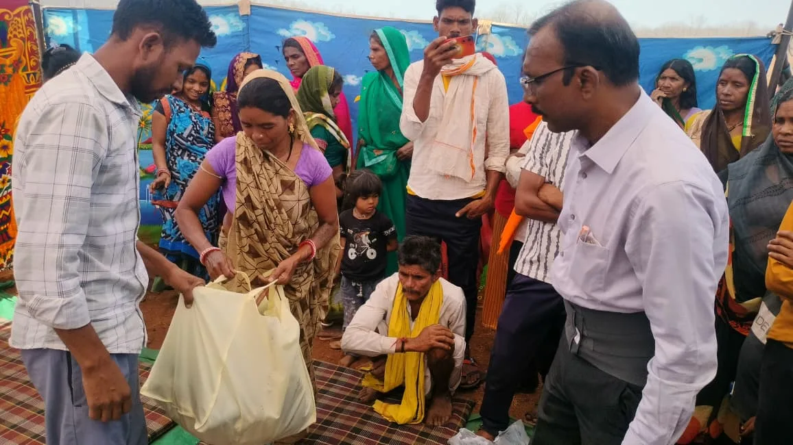 अग्नि दुर्घटना पीड़ितों को वितरित की राहत सामग्री  