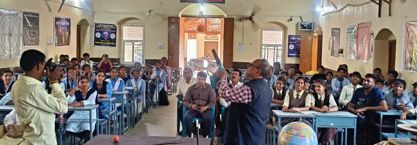 खगोलीय घटना एवं विज्ञान के चमत्कार देखकर विद्यार्थी हुए अचंभित