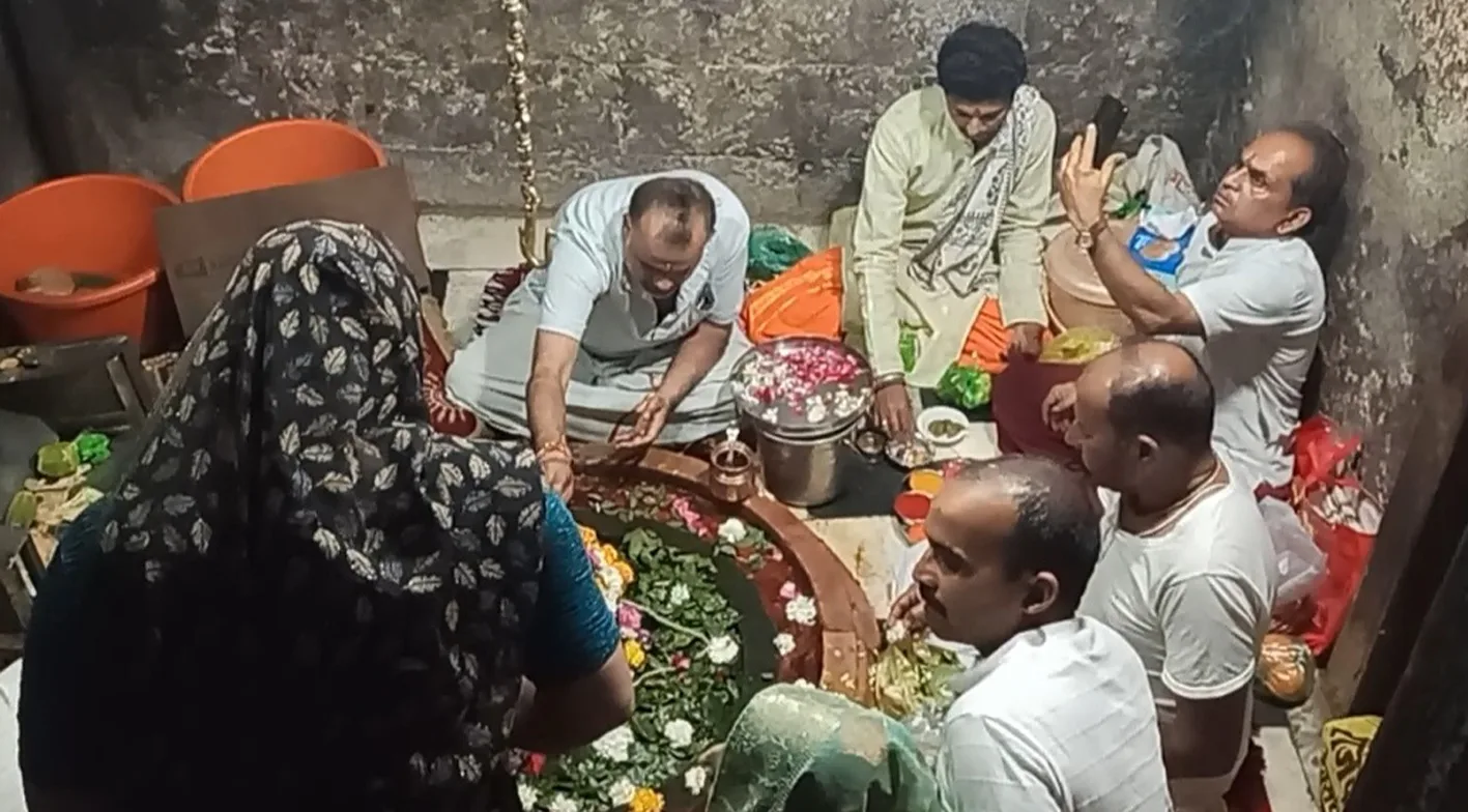 दक्षिण तट पर स्थित यक्षराज कुबेर द्वारा स्थापित चमत्कारी शिव मंदिर