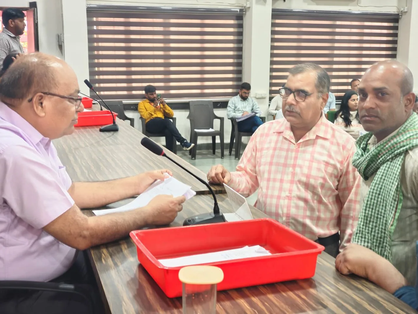 अधिकारियों ने जनसुनवाई में सुनी नागरिकों की समस्याएं