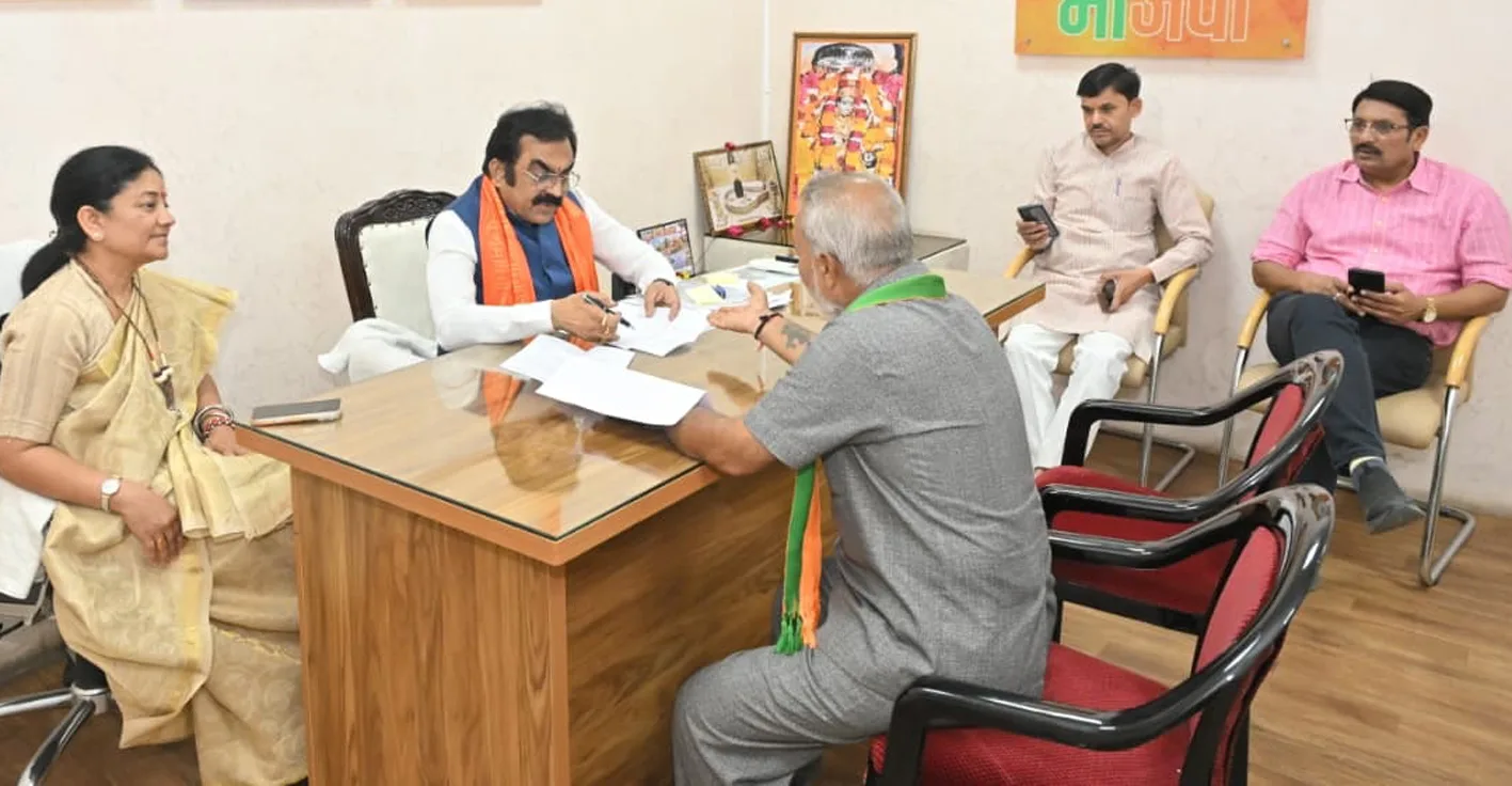 कैबिनेट मंत्री ने कार्यकर्ताओं से संवाद कर उनकी समस्याओं का किया समाधान  