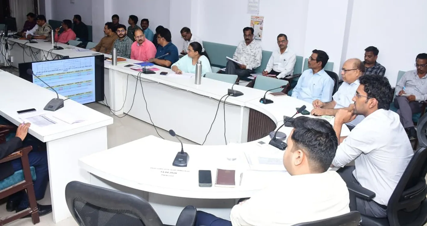 खाद्य प्रतिष्ठानों की नियमित रूप से जांच कर खाद्य सामग्रियों के नमूने लें