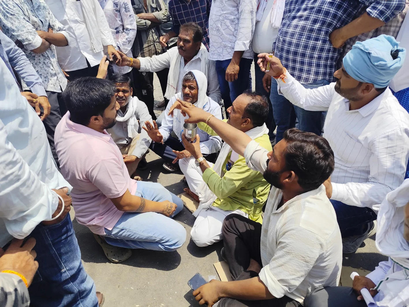 नहर में पानी की मांग को लेकर किसानों ने किया हाईवे जाम