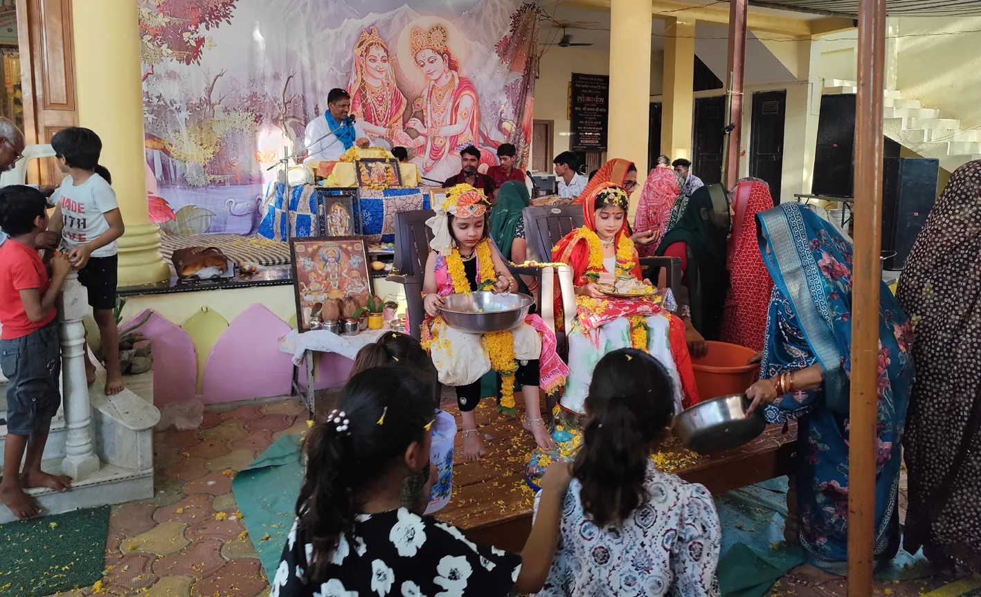 श्रीमद्भागवत कथा में खेली फूलों की होली, रुक्मिणी विवाह में उमड़े श्रद्धालु