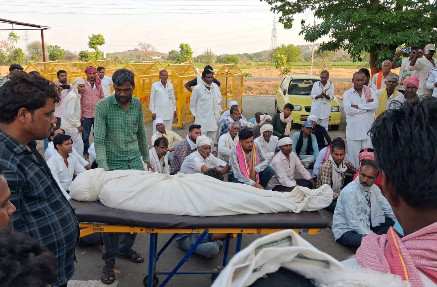 बुजुर्ग की मौत, परिजनों ने हंडिया थाने में किया प्रदर्शन