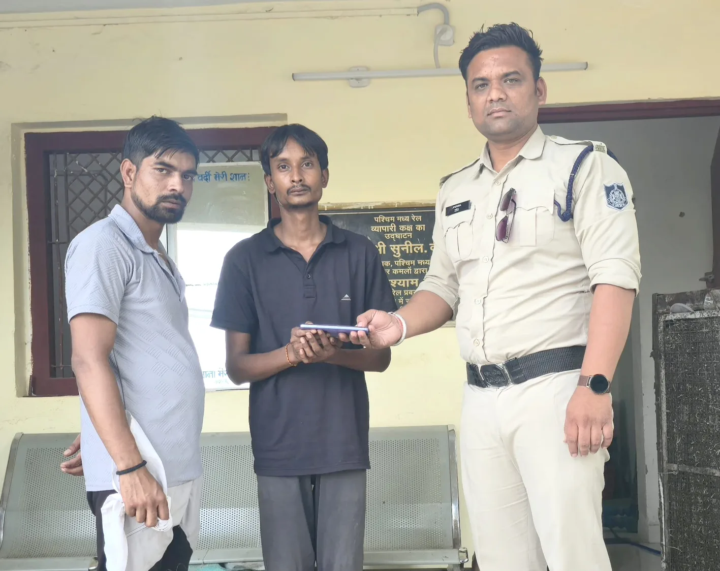 यात्री का खोया मोबाइल लौटाकर आरक्षक ने दिखाई ईमानदारी
