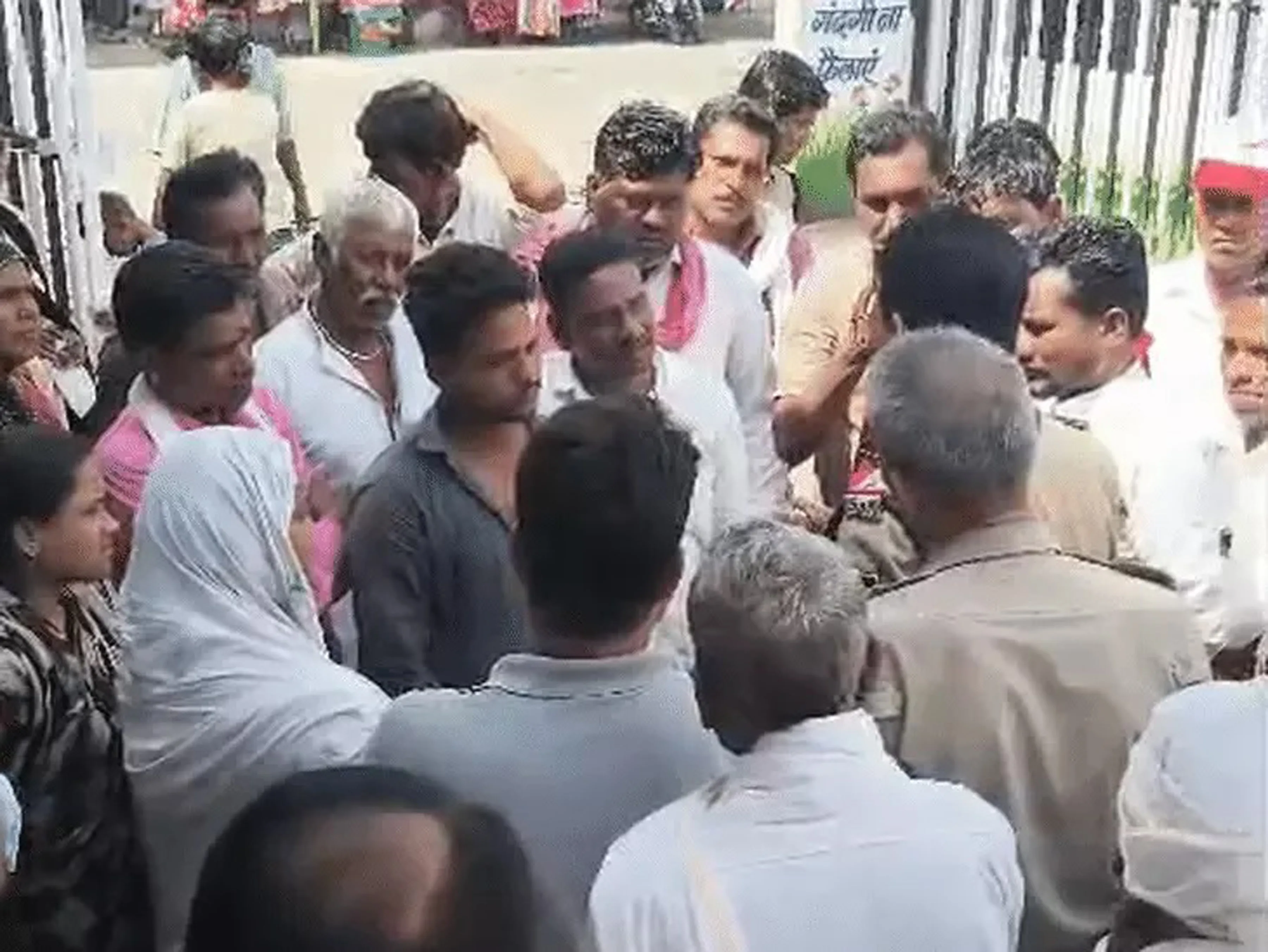 गौ-हत्या मामले में पूछताछ के बाद बुजुर्ग ने खाया जहर, धरने पर बैठे परिजन