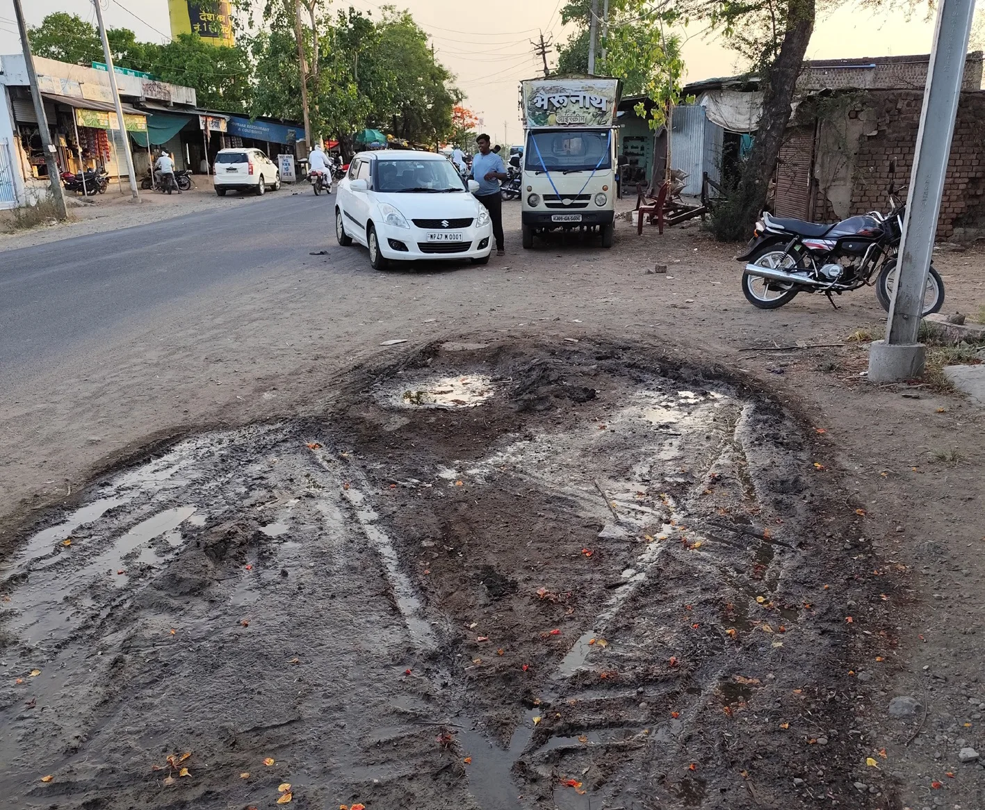 स्टेट हाईवे किनारे फूटी पाइपलाइन से बह रहा सैकड़ों लीटर पानी
