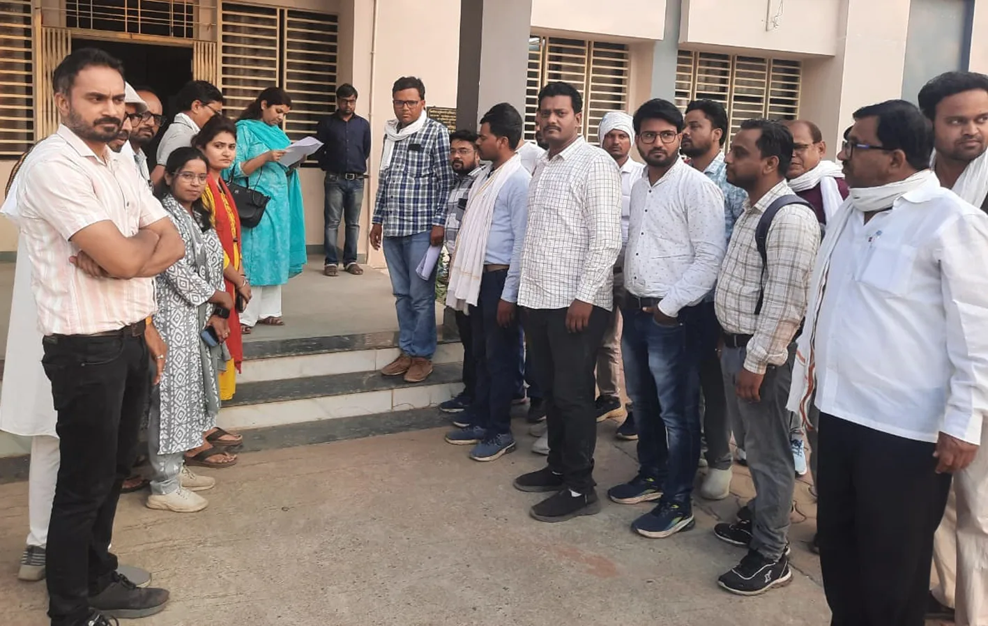 तहसीलदार की कार्यशैली से नाराज पटवारियों ने एसडीएम को सौंपा ज्ञापन