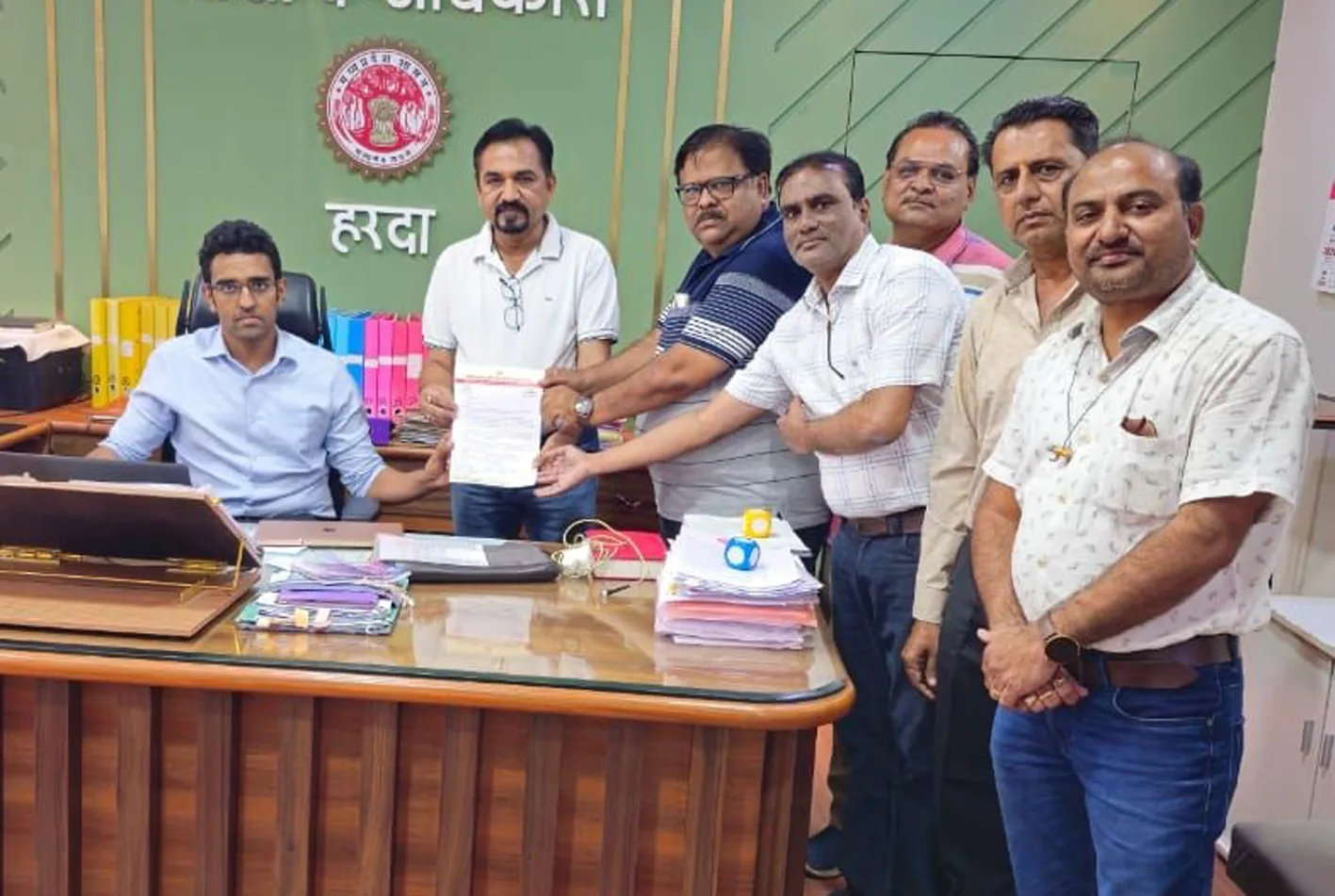 शहर की बदहाल व्यवस्था को लेकर व्यापारियों ने कलेक्टर को सौंपा ज्ञापन