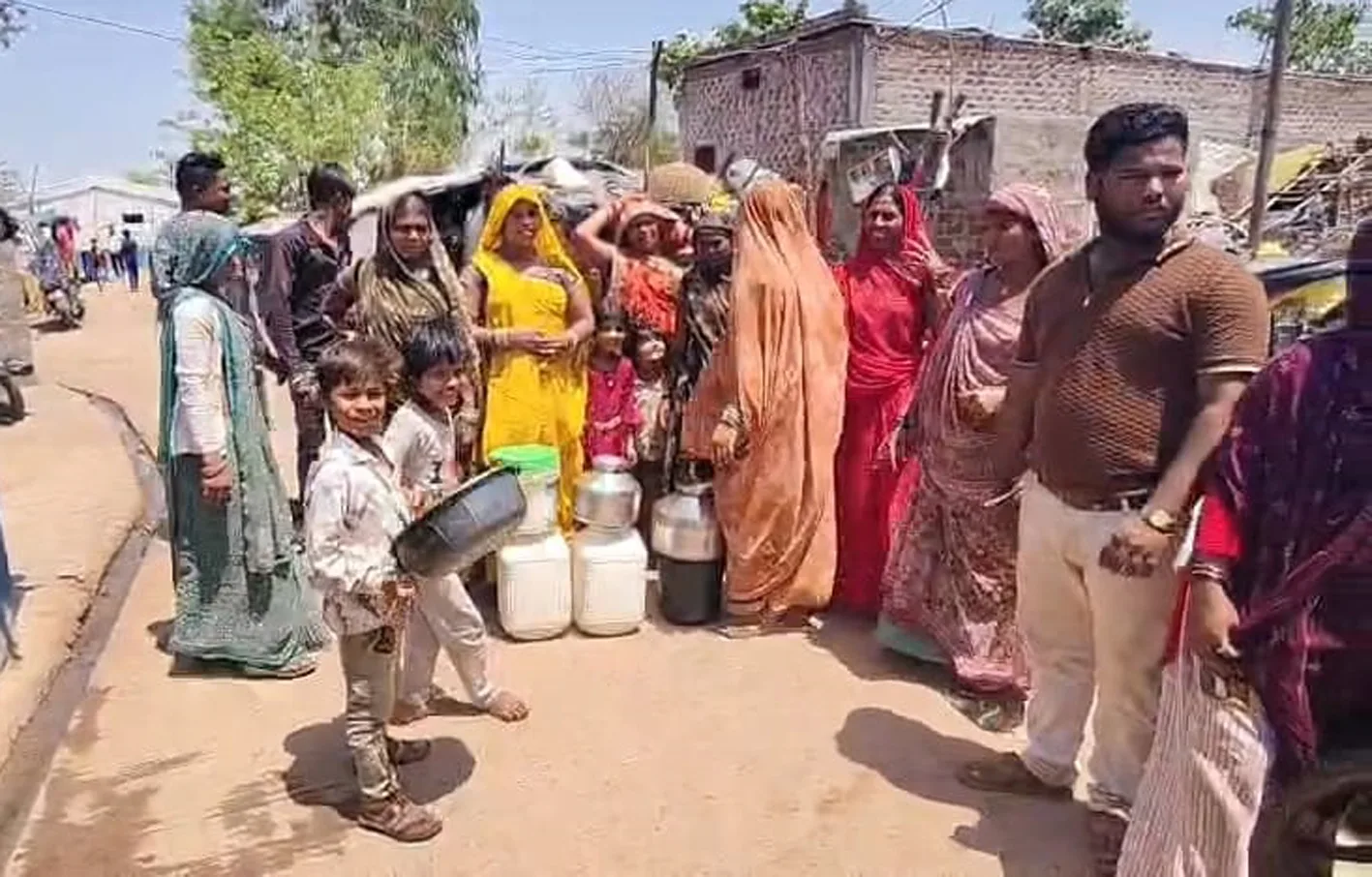 पुनर्वास गांव में पानी की किल्लत, महिलाएं परेशान, दूर-दूर से पानी लाने को मजबूर