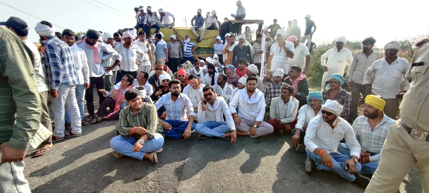 गेहूं खरीदी में हो रही परेशानी, किसानों ने किया चक्काजाम  