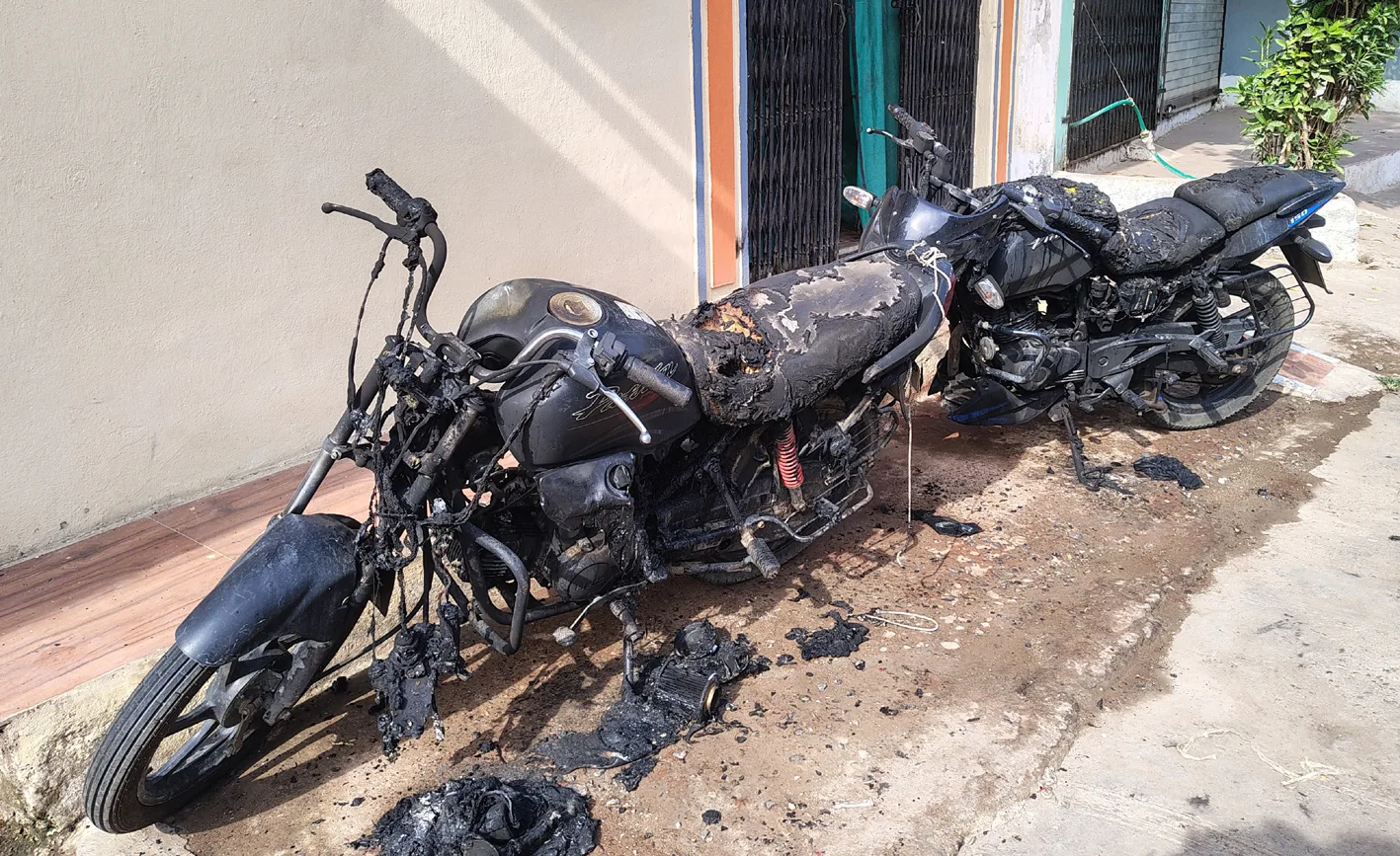 अज्ञात बदमाशों ने दो मोटरसाइकिलों में लगाई आग, बड़ा हादसा टला