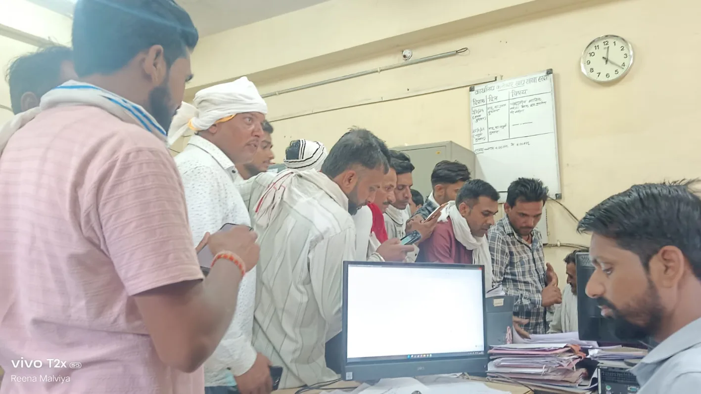 समस्याओं को लेकर कलेक्ट्रेट पहुंचे किसान