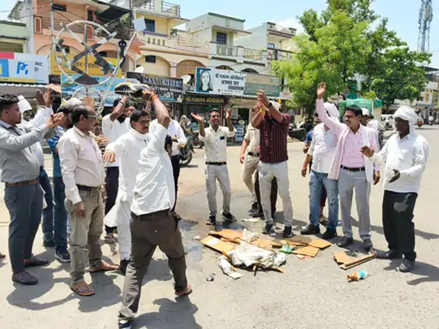 कतिया समाज ने फूंका विधायक का पुतला