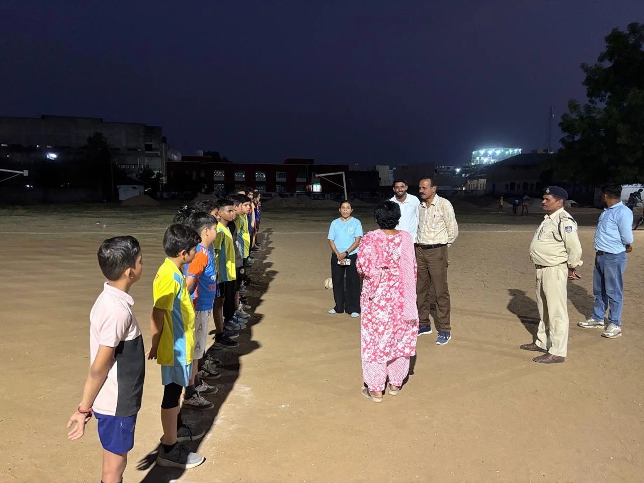 नि:शुल्क हैंडबॉल प्रशिक्षण शिविर में देर रात तक अभ्यास कर रहे खिलाड़ी