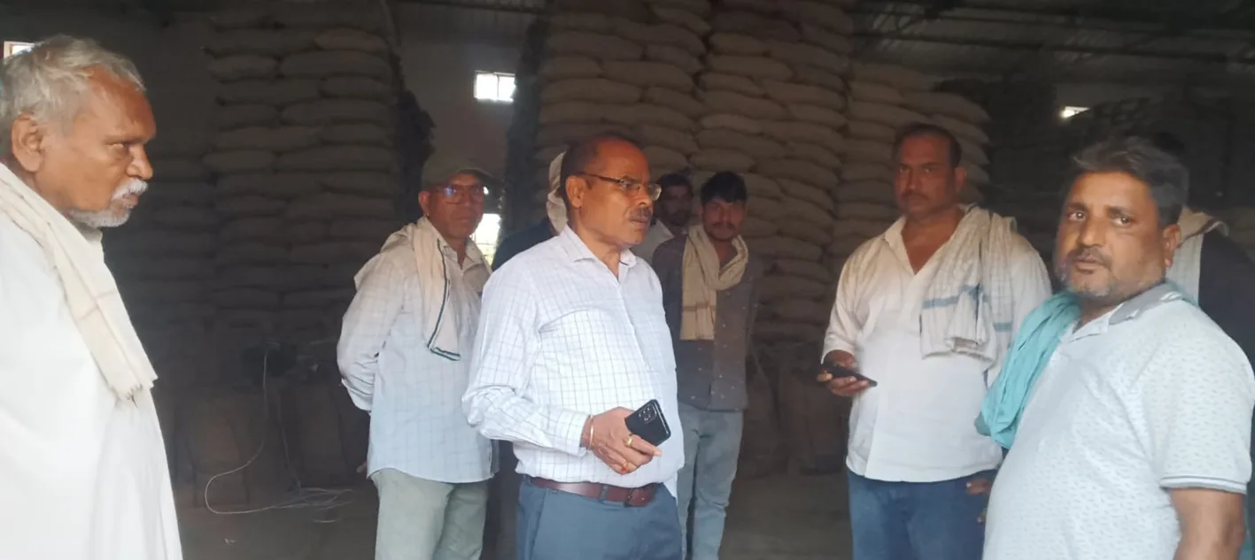 प्रशासनिक अधिकारी पहुंचे उपार्जन केंद्रों पर