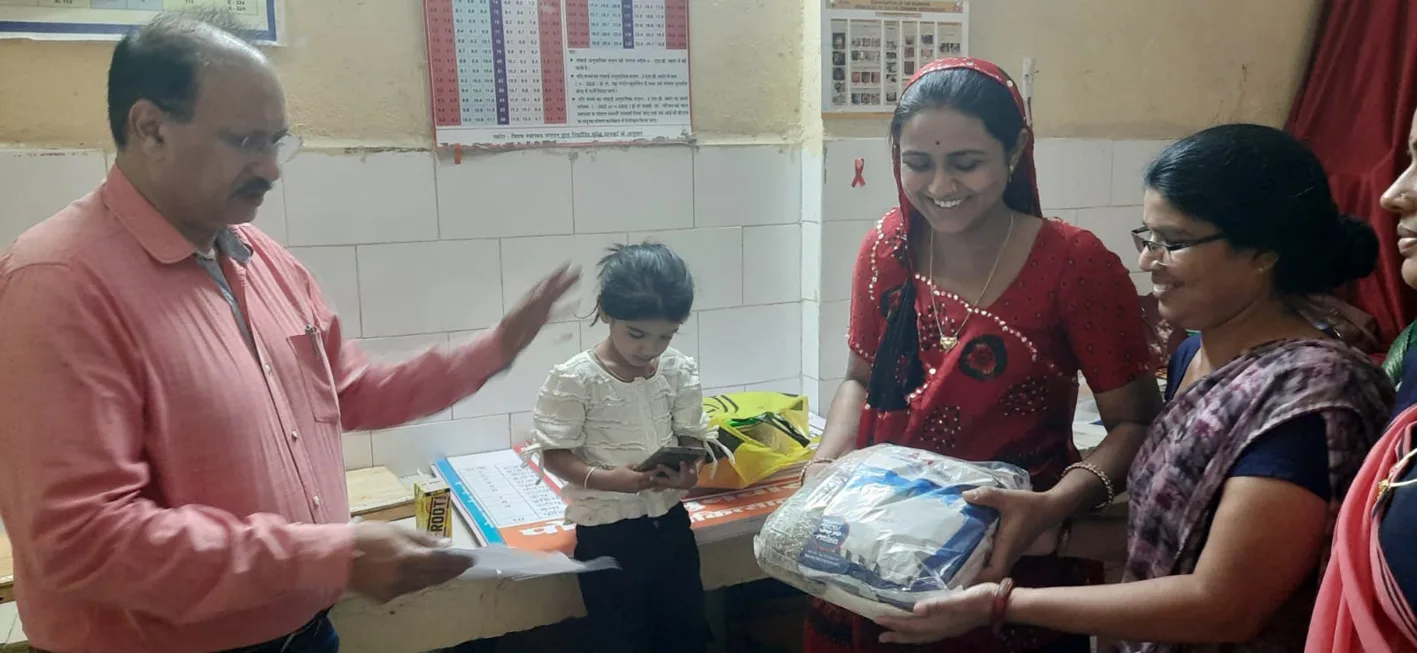 सीएमएचओ ने कुपोषित बच्चों को वितरित किए फूड बास्केट