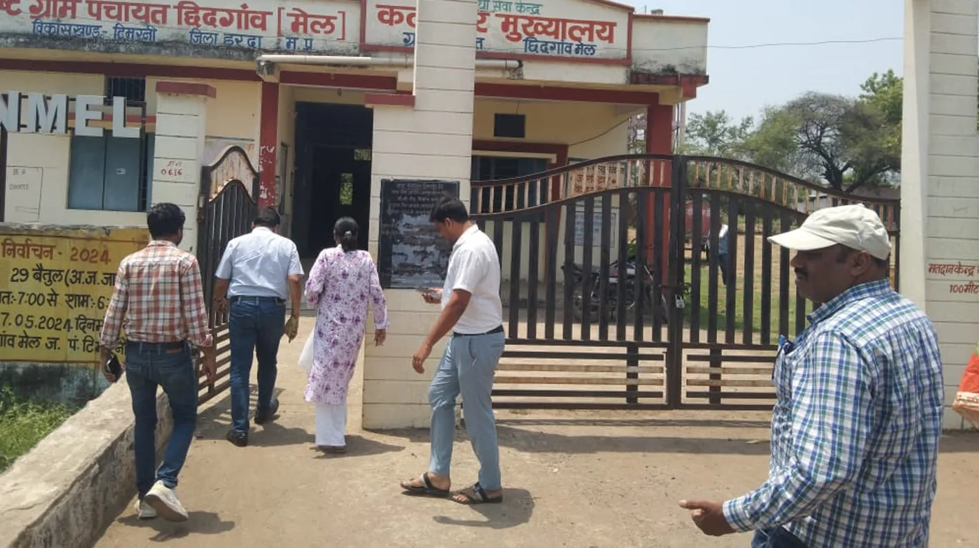 मतदाता सूची पुनरीक्षण के तहत प्रेक्षक ने टिमरनी के केंद्रों का किया निरीक्षण
