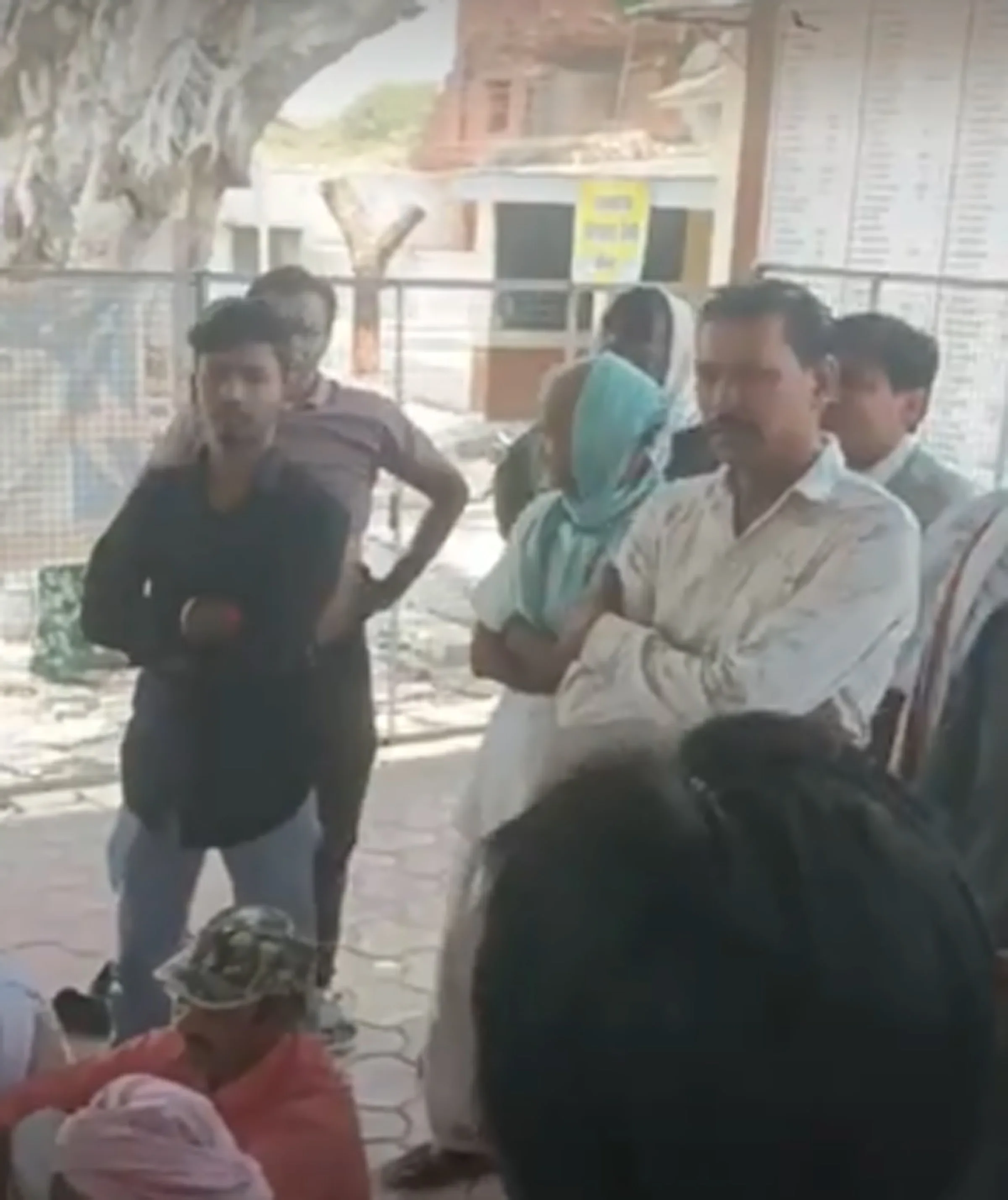 चारुवा में जल संकट से जूझते ग्रामीणचारुवा में जल संकट से जूझते ग्रामीण