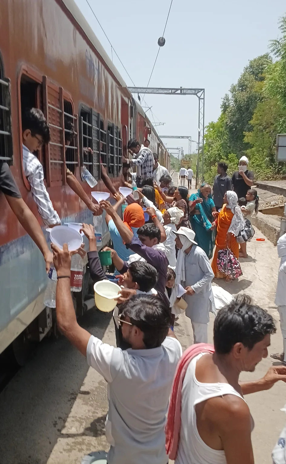 जल सेवा समिति ने 1800 लीटर शीतल जल पिलाकर की सेवा