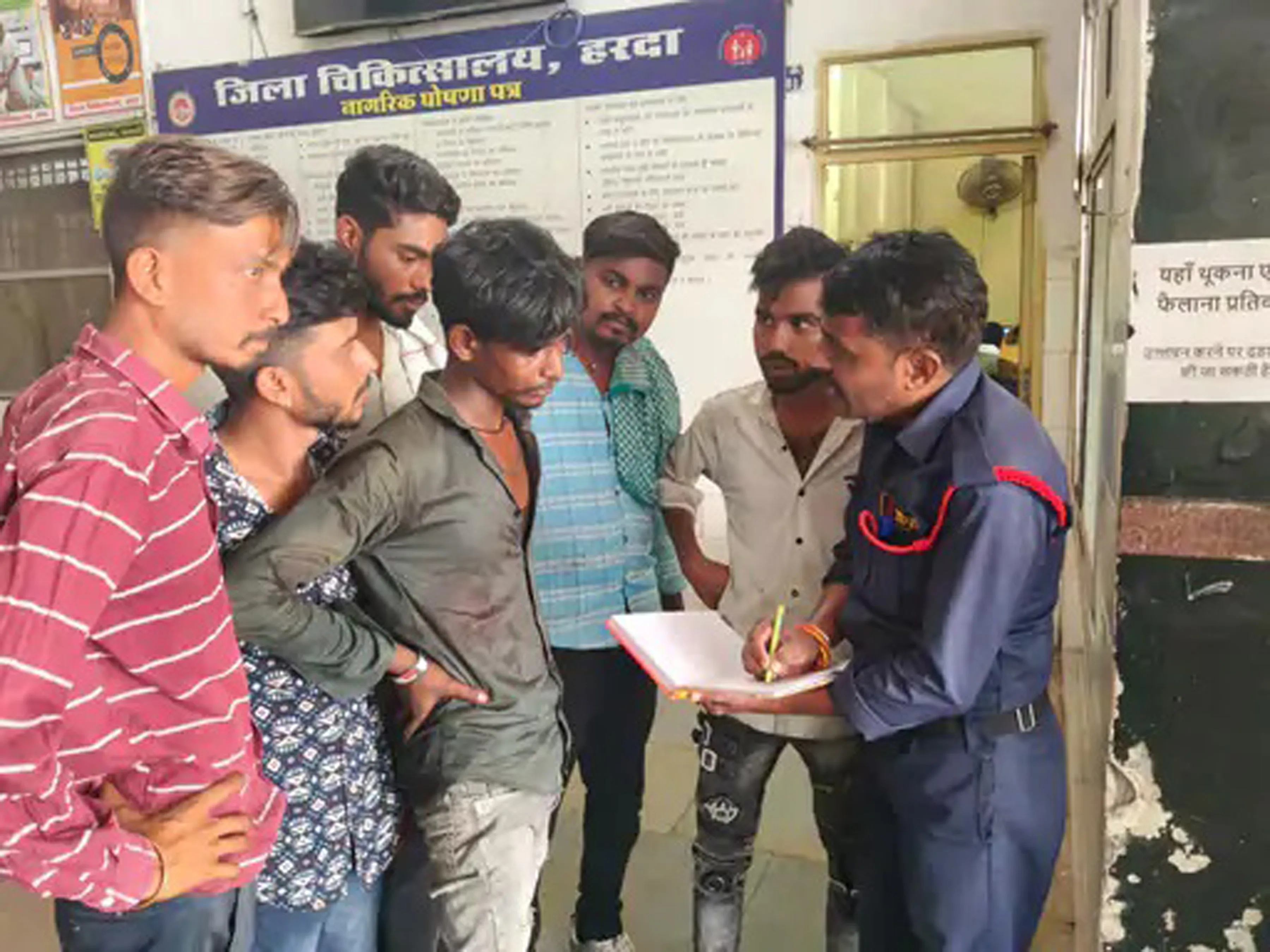 ट्रेन के गेट पर रील बना रहे युवक की गिरकर मौत