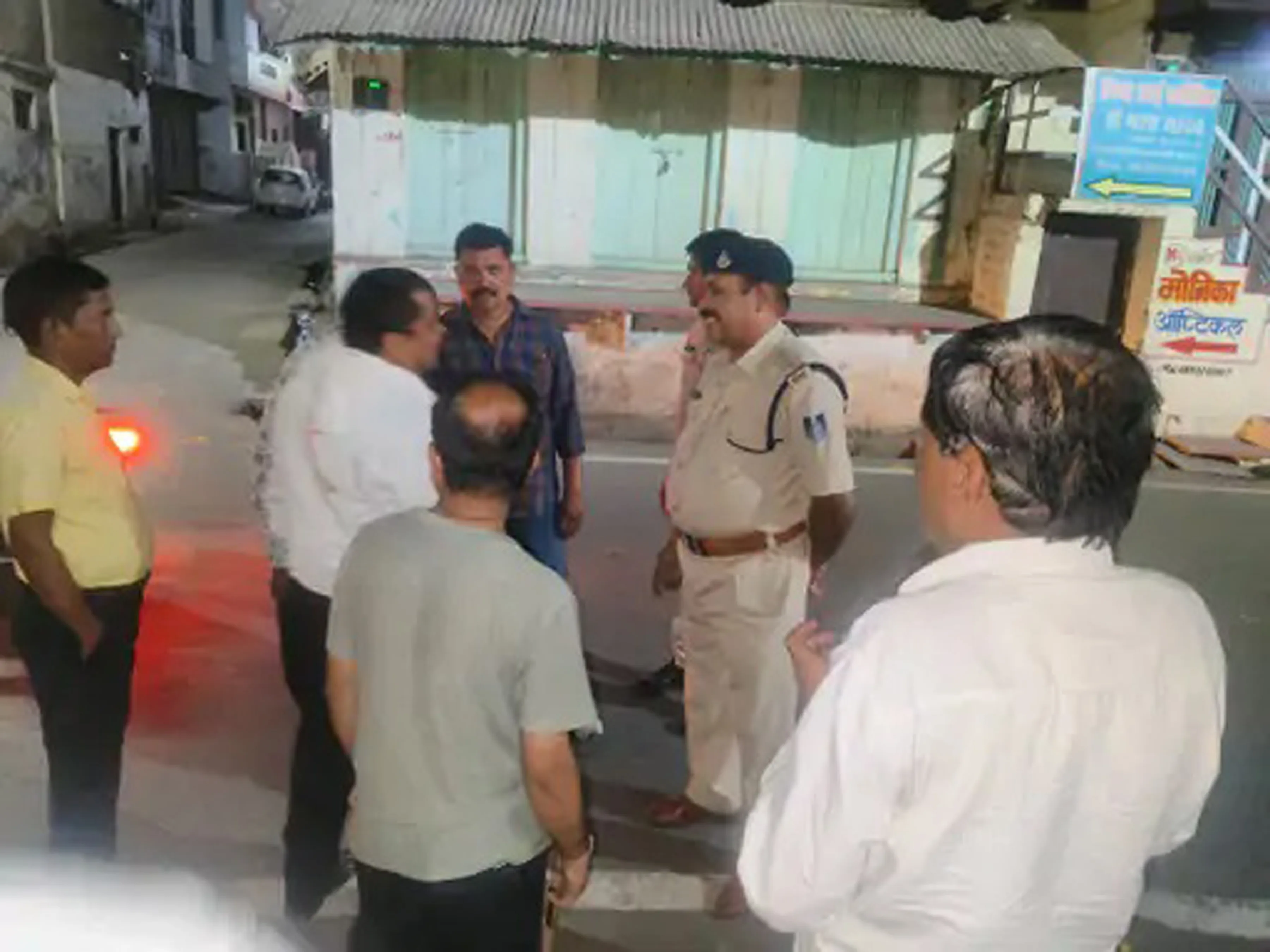 राह चलती महिला से चेन झपटने का प्रयास