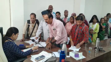 जनसुनवाई में संयुक्त कलेक्टर श्रीमती विशाखा देशमुख ने नागरिकों की समस्‍याएं सुन अधिकारियों को निराकरण के दिये निर्देश