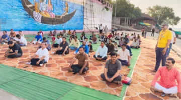 नर्मदा तट पर किया सामूहिक योगाभ्यास