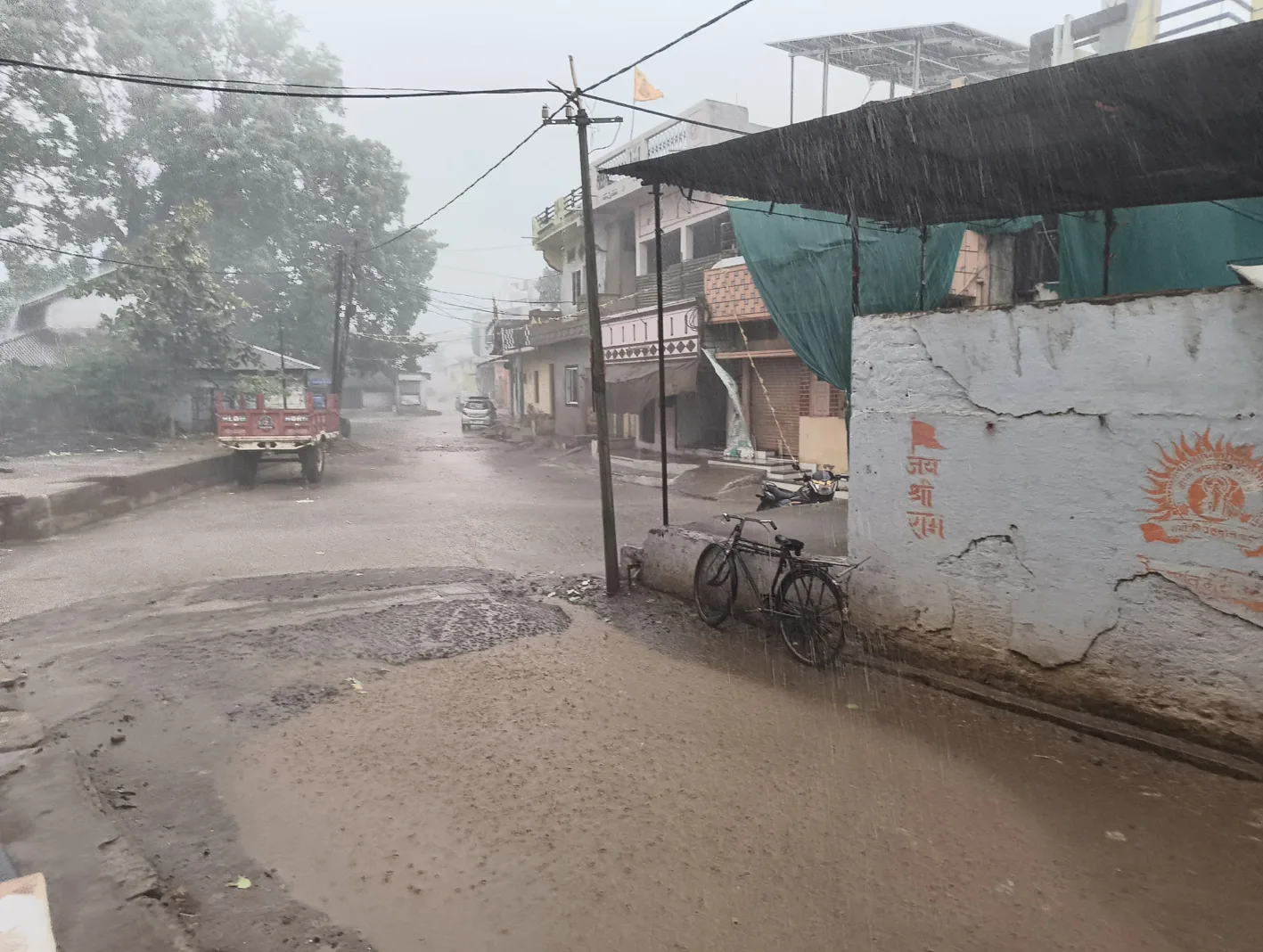 झमाझम बारिश से थमी मूंग कटाई, 11 घंटे गुल रही बिजली