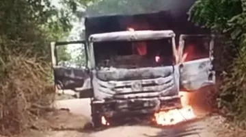 रेत से भरे डंपर में लगी आग, छह टायर जलकर खाक