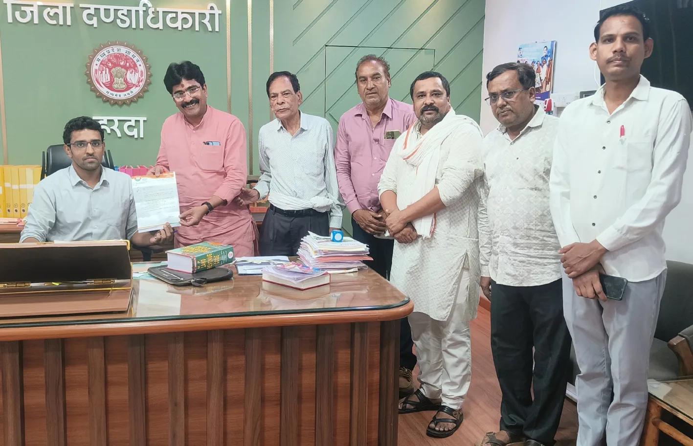 विद्युत सब स्टेशन के लिए कलेक्टर को सौंपा पत्र