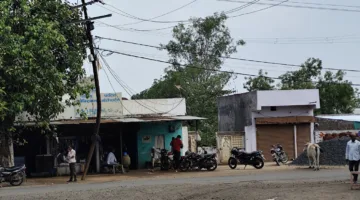 डंपर की टक्कर से तिरछा हुआ बिजली का खंभा, दुर्घटना का अंदेशा