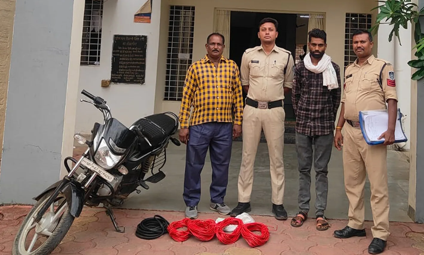 चोरी के मामले में पुलिस की कार्रवाई, केबल वायर सहित आरोपी गिरफ्तार
