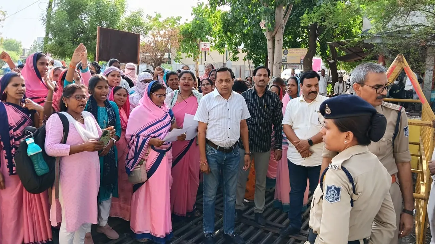 आंगनवाड़ी कार्यकर्ता-सहायिकाओं ने मुख्यमंत्री के नाम सौंपा ज्ञापन