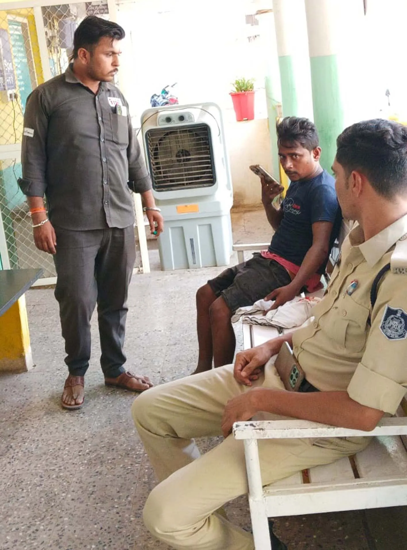 ट्रेन से गिरा युवक, डायल 112 ने बचाई जान