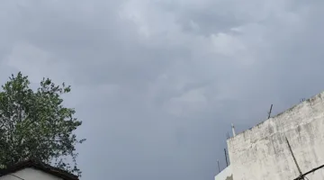 गरज-चमक के साथ बिना बरसे निकल गए बादल
