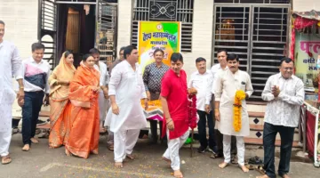 वैश्य महासम्मेलन ने पुष्पवर्षा कर किया महेश्वरी समाज की शोभायात्रा का स्वागत