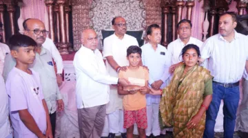 बैतूल में ‘विजय सेवा न्यासÓ ने 59 बेसहारा बच्चों की स्कूल फीस के चेक सौंपे