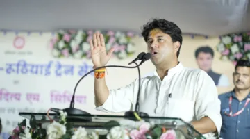 बीना-गुना-रुठियाई मेमू ट्रेन को केंद्रीय मंत्री ज्योतिरादित्य सिंधिया ने दिखाई हरी झंडी