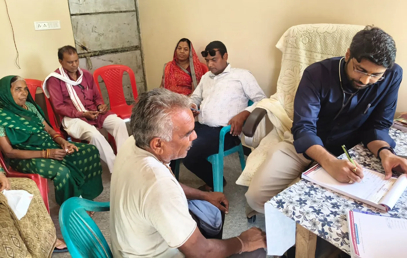 निशुल्क स्वास्थ्य शिविर में 80 मरीजों का उपचार
