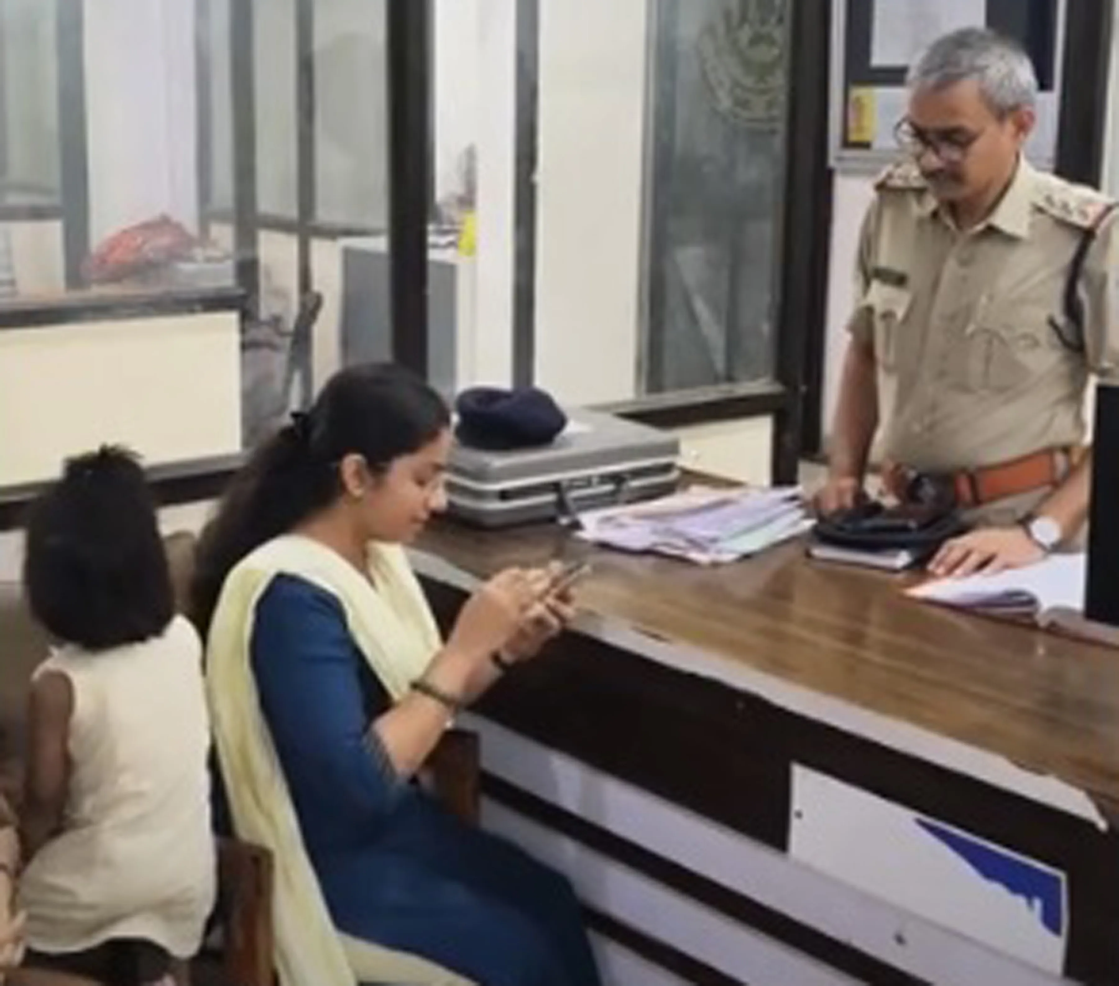 महिला शिक्षिका से चेन स्नेचिंग का प्रयास