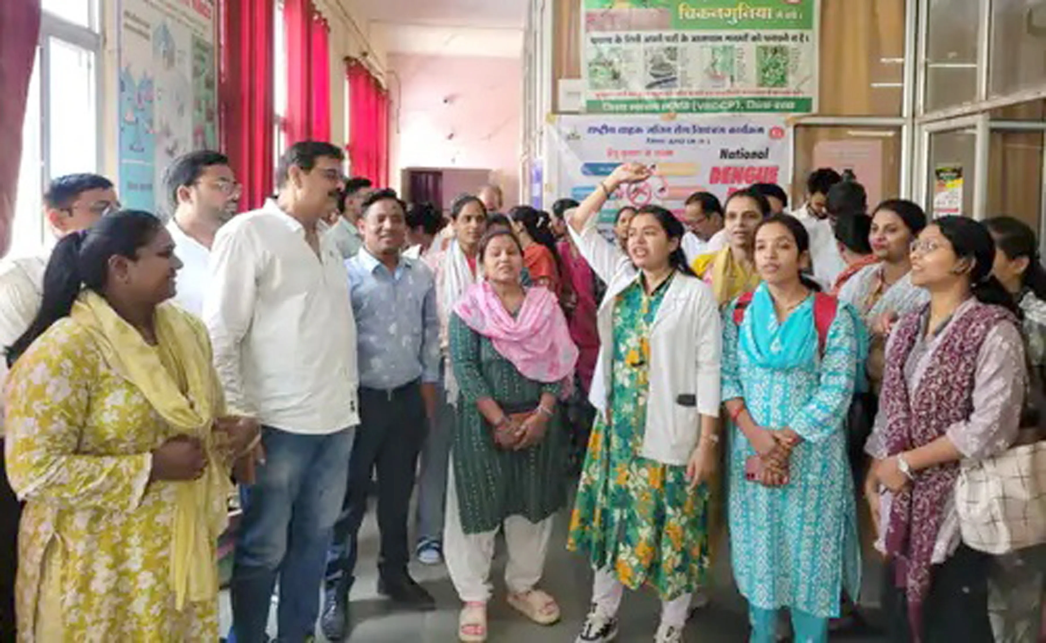 नियमितीकरण सहित आठ मांगों को लेकर संविदा स्वास्थ्य कर्मचारी हड़ताल पर