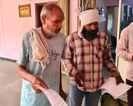 कागजों पर मरा व्यक्ति पहुंचा कलेक्टर से न्याय मांगने