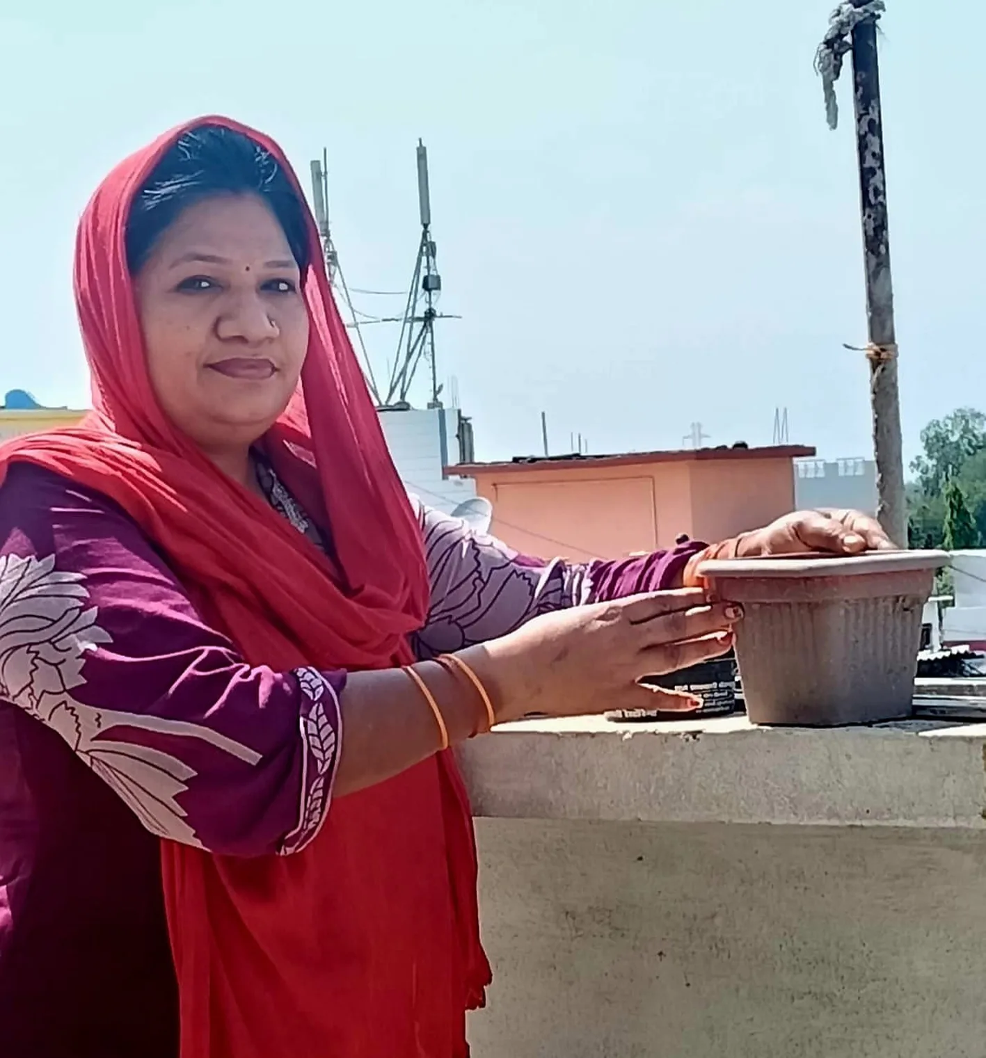 बेज़ुबानों की प्यास बुझाने में जुटीं समाजसेविका अनीता तुमराम