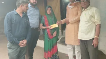 परिजनों को मिली अंत्येष्टि सहायता राशि, पार्षद ने संबल कार्ड बनवाने की अपील