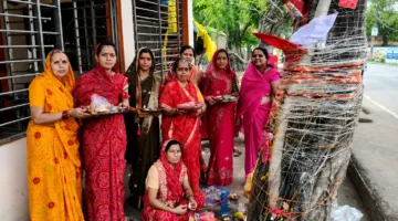 वट सावित्री व्रत पर सुहागिन महिलाओं ने की वट वृक्ष की पूजा