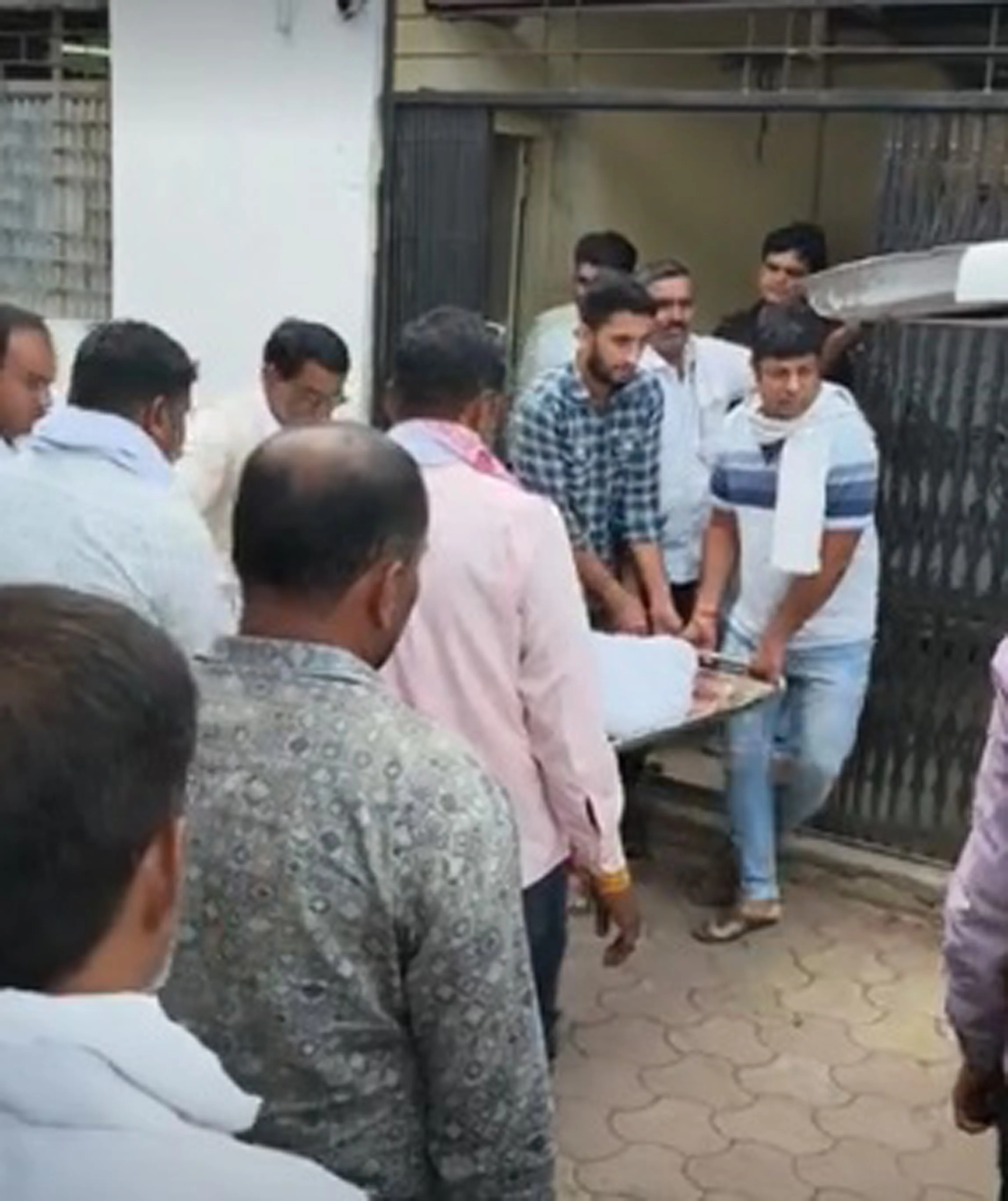 मामा के घर से लौटते समय सड़क हादसे में युवक की मौत